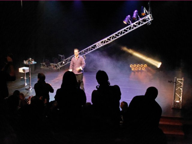 Haut les mains, c'est un stand-up!